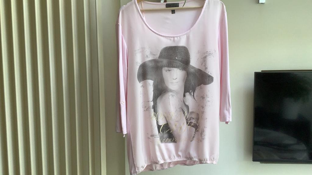 Lange en wijde, lichtroze T-shirt. S/M, Maat 38/40 (M), Nieuw, Ophalen of Verzenden, Lange mouw