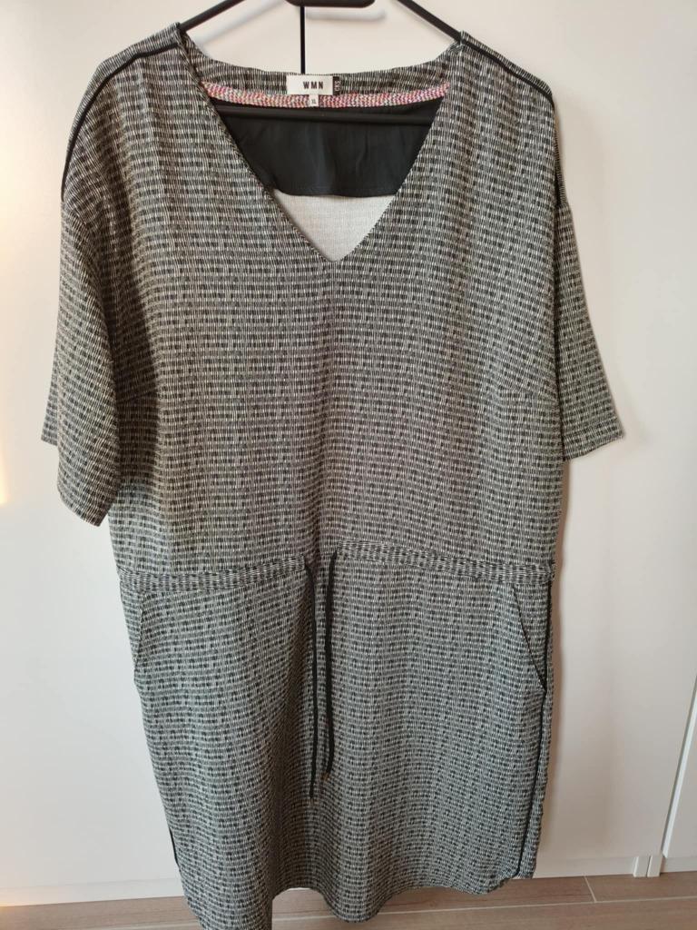 Zwart kleed met motief CKS, Taille 46/48 (XL) ou plus grande, Enlèvement ou Envoi, CKS, Noir