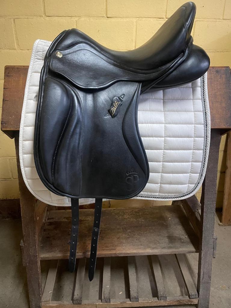 Zaldi dressuurzadel, 17,5 inch, Animaux & Accessoires, Enlèvement, Comme neuf, Dressage
