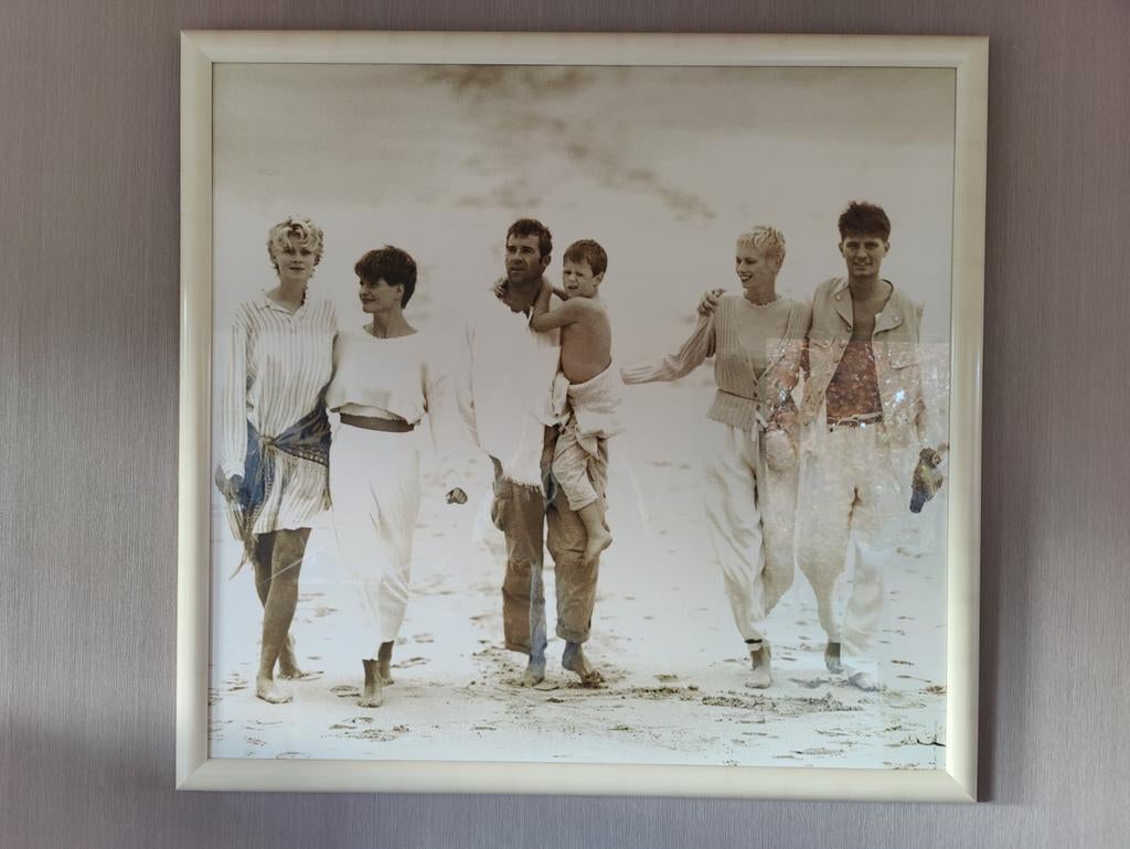 Kader 109x103cm met prent " mensen op het strand", Ophalen, Zo goed als nieuw