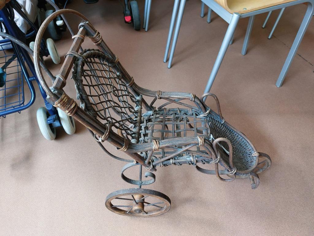 Oude rieten poppenkinderwagen, Ophalen of Verzenden