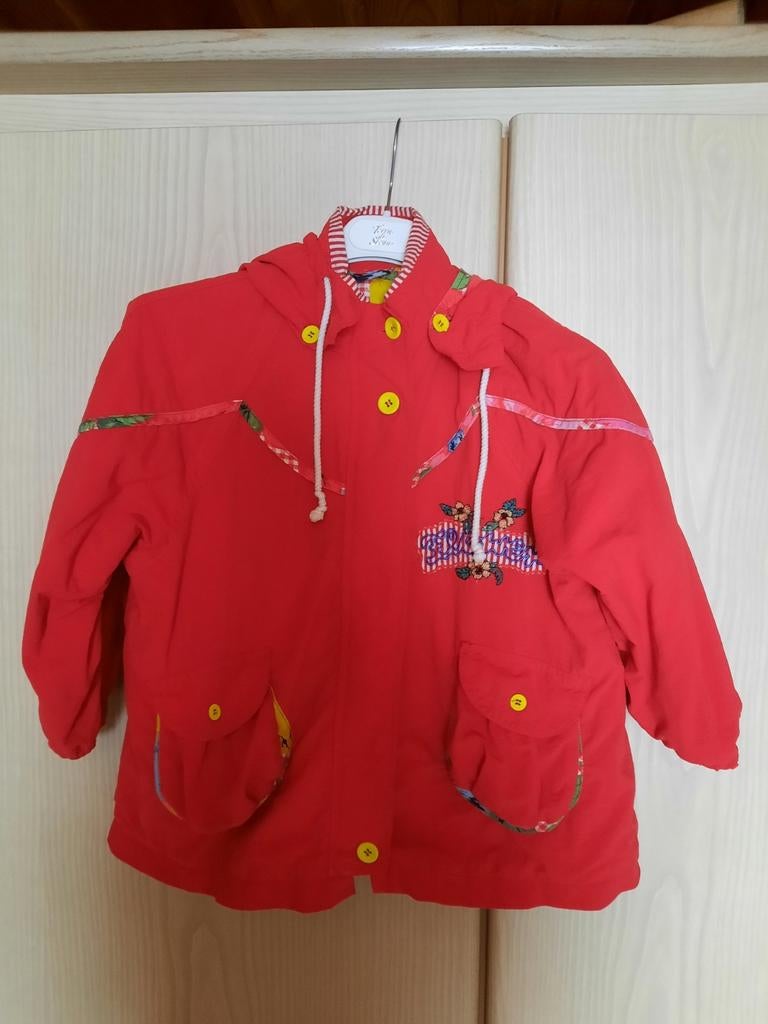Veste rouge à doublure florale. Taille 104, Enlèvement ou Envoi, Comme neuf