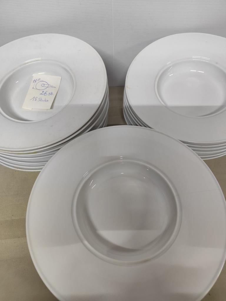 Porseleinen diepe borden. Moderne uitvoering.18 stuks., Enlèvement, Assiettes(s)