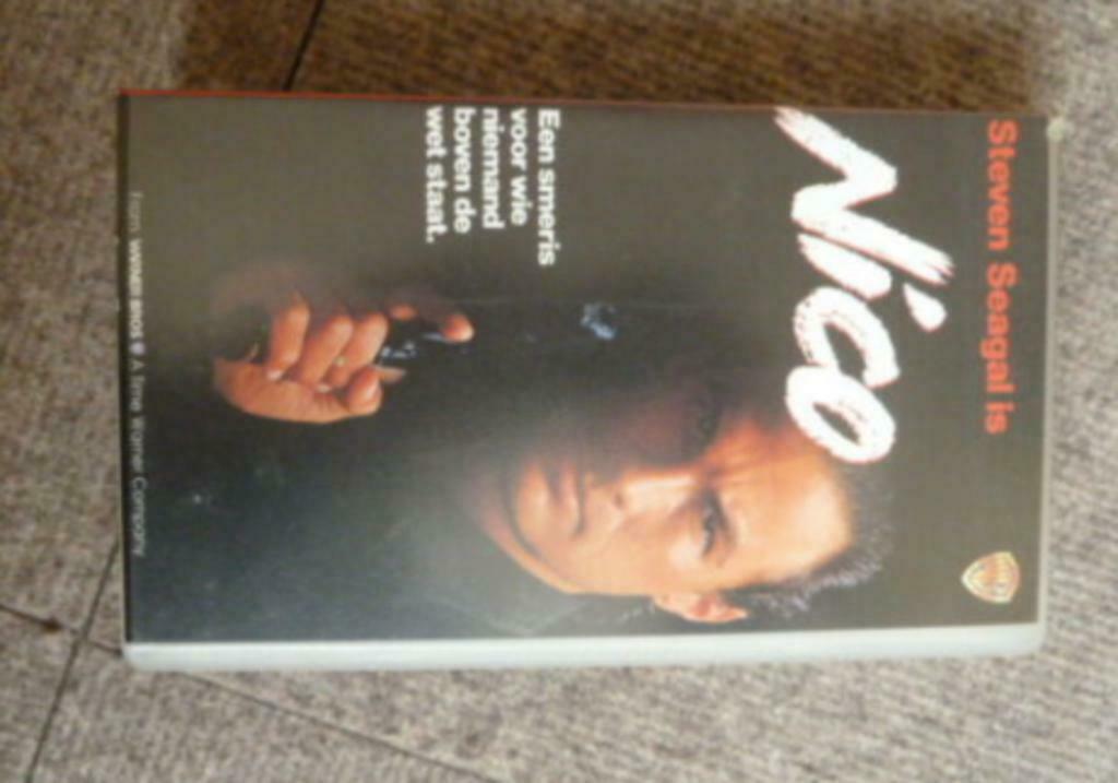 VHS video cassette NICO een smeris voor wie niemand boven..., Cd's en Dvd's, Alle leeftijden, Ophalen of Verzenden, Overige genres
