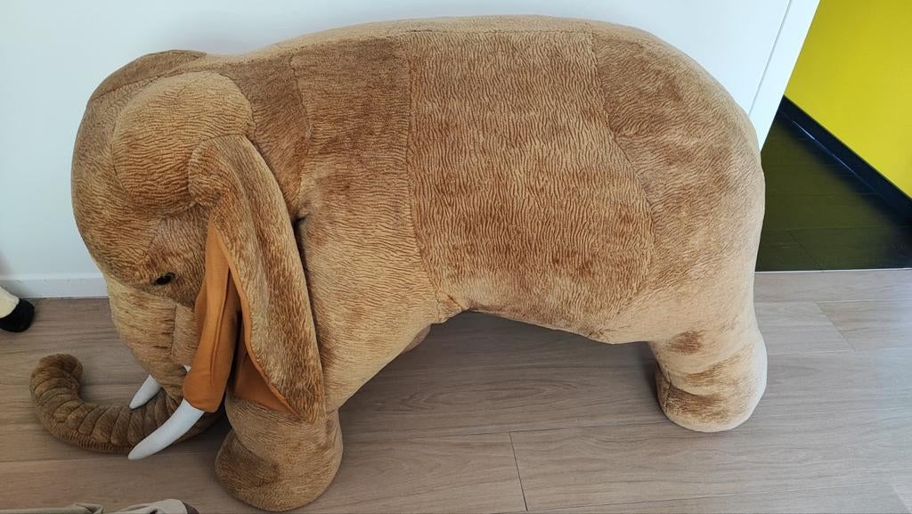 Peluche géante éléphant, Enlèvement