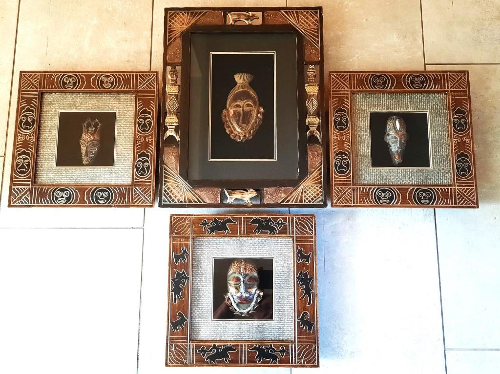 Zeer mooi Afrikaanse set van 4 houten wandkaders met maskers, Enlèvement, Comme neuf