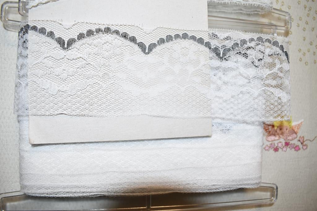 haspel met fijne wit - grijze kant 7.5 cm breed, Hobby en Vrije tijd, Ophalen of Verzenden, Nieuw, Kant