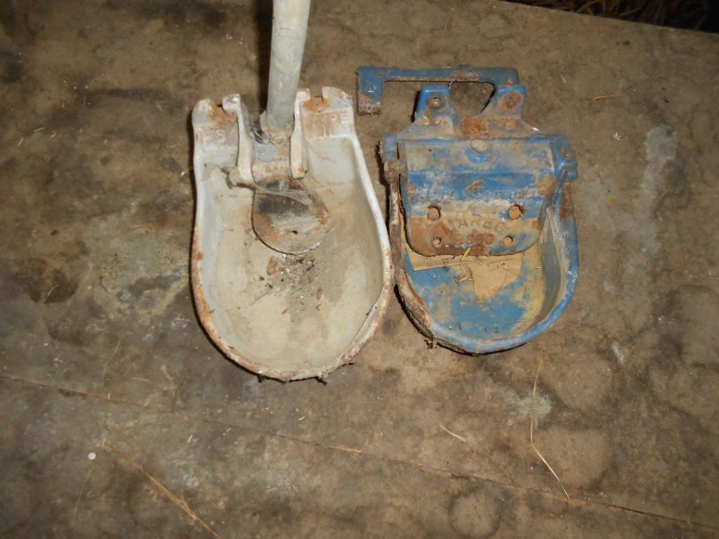 vend deux anciens abreuvoirs hydrauliques 80 euros, Articles professionnels, Agriculture | Outils, Enlèvement, Autres types