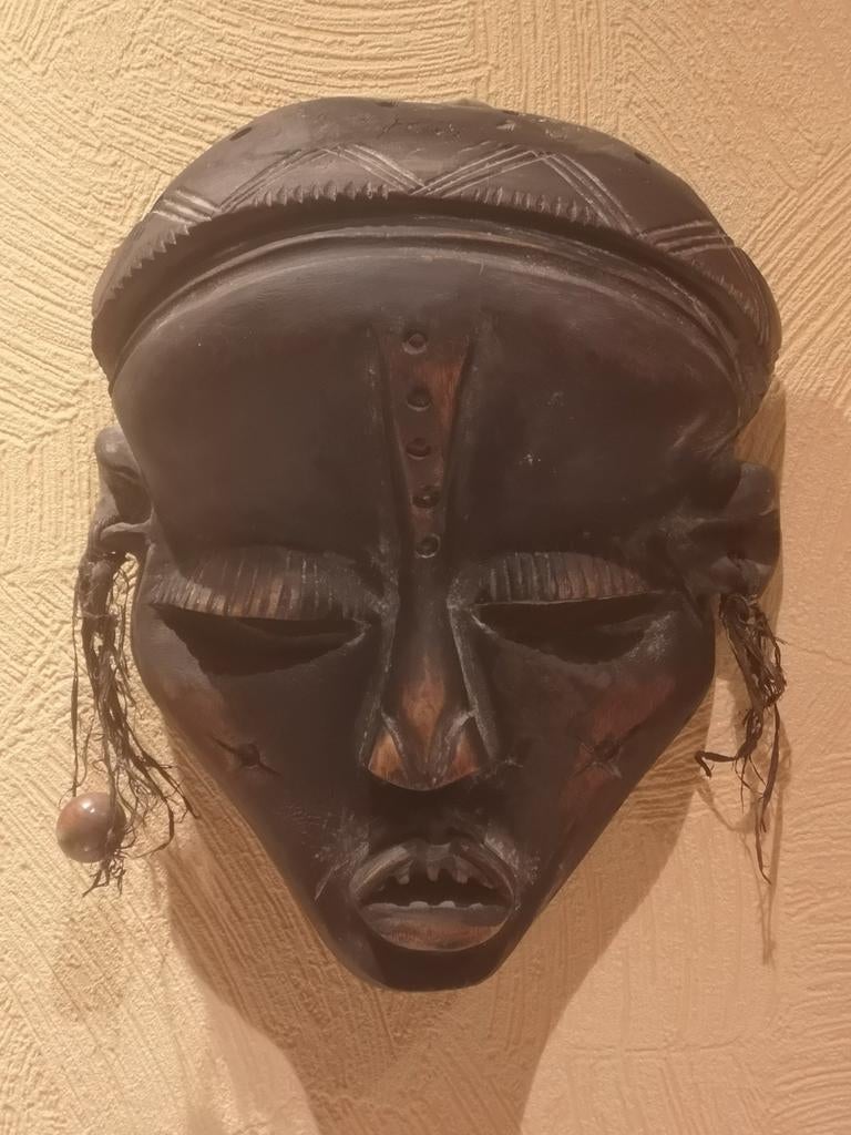 Masque de danse du royaume Lunda, Enlèvement