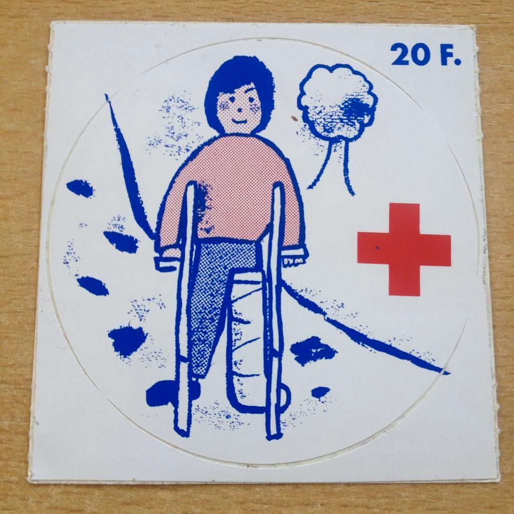 vintage sticker Rode Kruis 1979 - gebroken been en krukken, Ophalen of Verzenden, Nieuw, Bedrijf of Vereniging