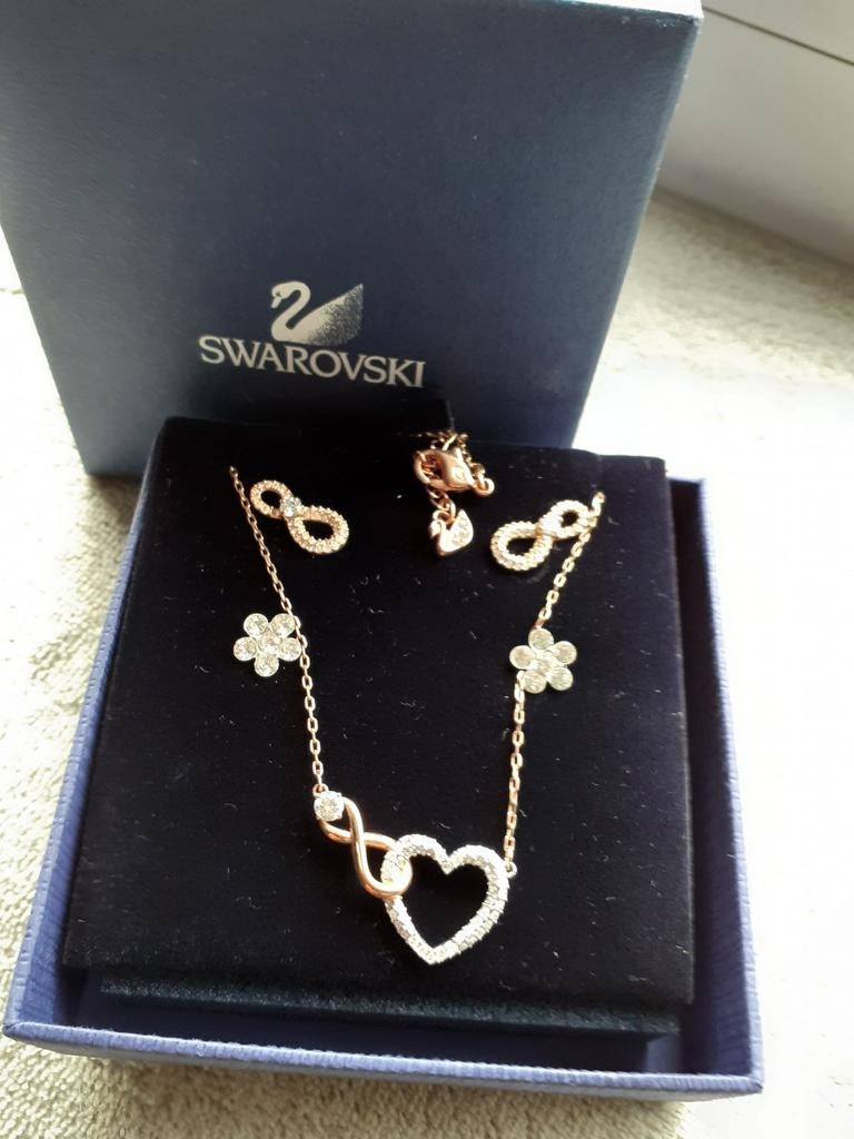 swarovski set., Enlèvement