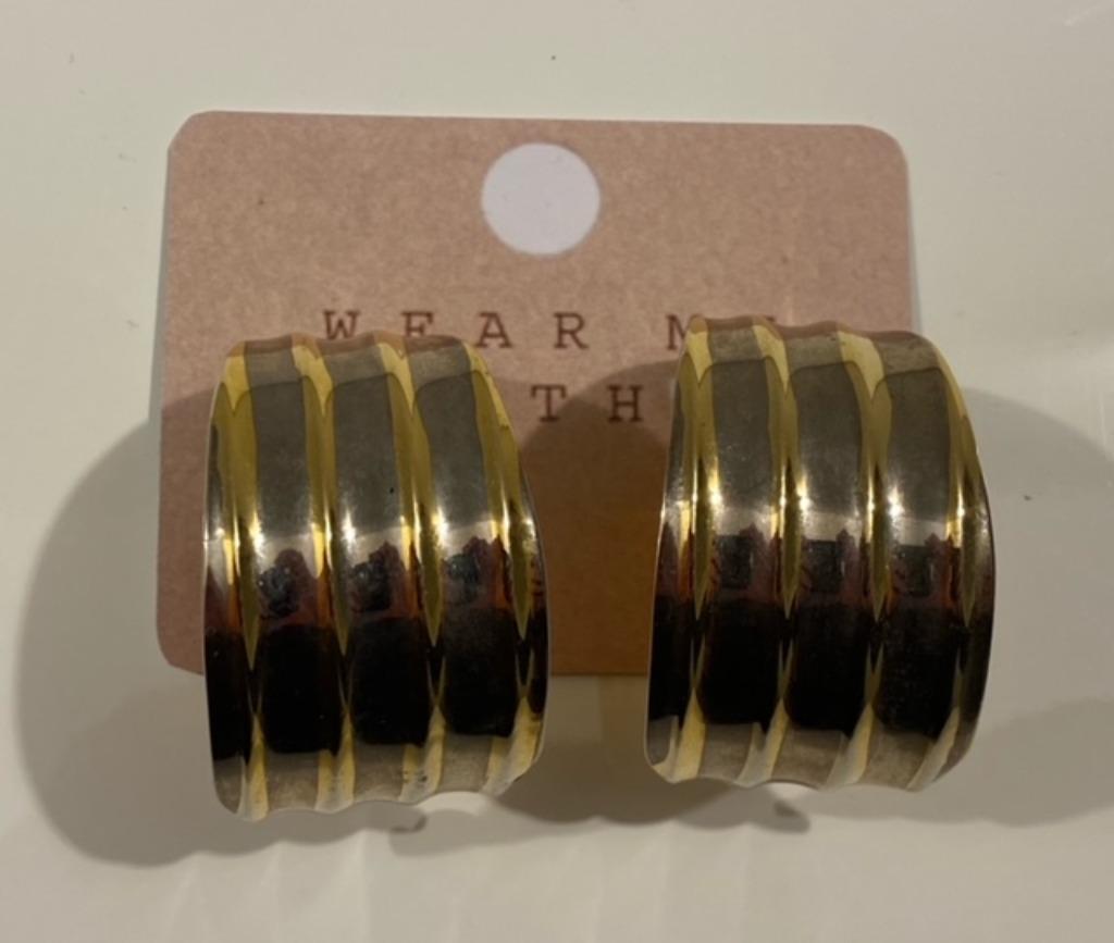 Goudkleurige oorbellen met clips, Ophalen of Verzenden, Zo goed als nieuw, Goud, Knopjes of Stekers