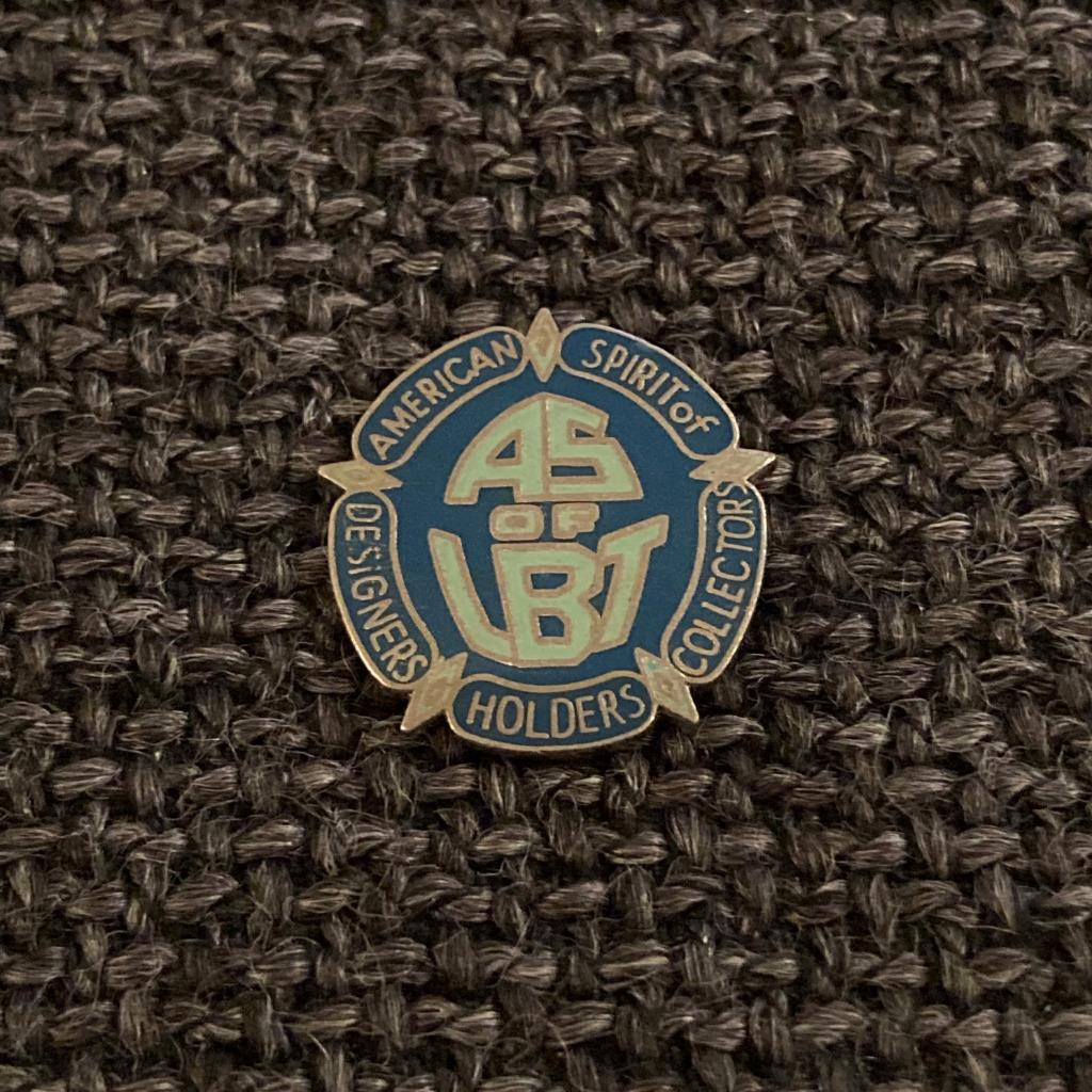 PIN - AMERICAN SPIRIT OF DESIGNERS - HOLDERS - COLLECTORS, Envoi, Utilisé, Autres sujets/thèmes, Insigne ou Pin's