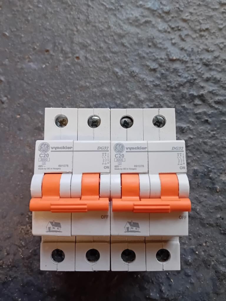 Vynckier sokkelautomaat op rail – 2x C20, Doe-het-zelf en Bouw, Elektriciteit en Kabels, Zo goed als nieuw, Overige typen, Ophalen