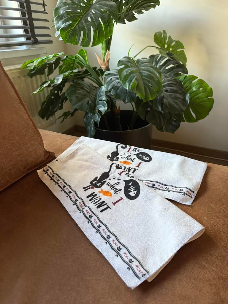 2 handdoeken met katten, Huis en Inrichting, Keuken | Textiel, Ophalen of Verzenden, Zo goed als nieuw, Wit, Theedoek of Handdoek