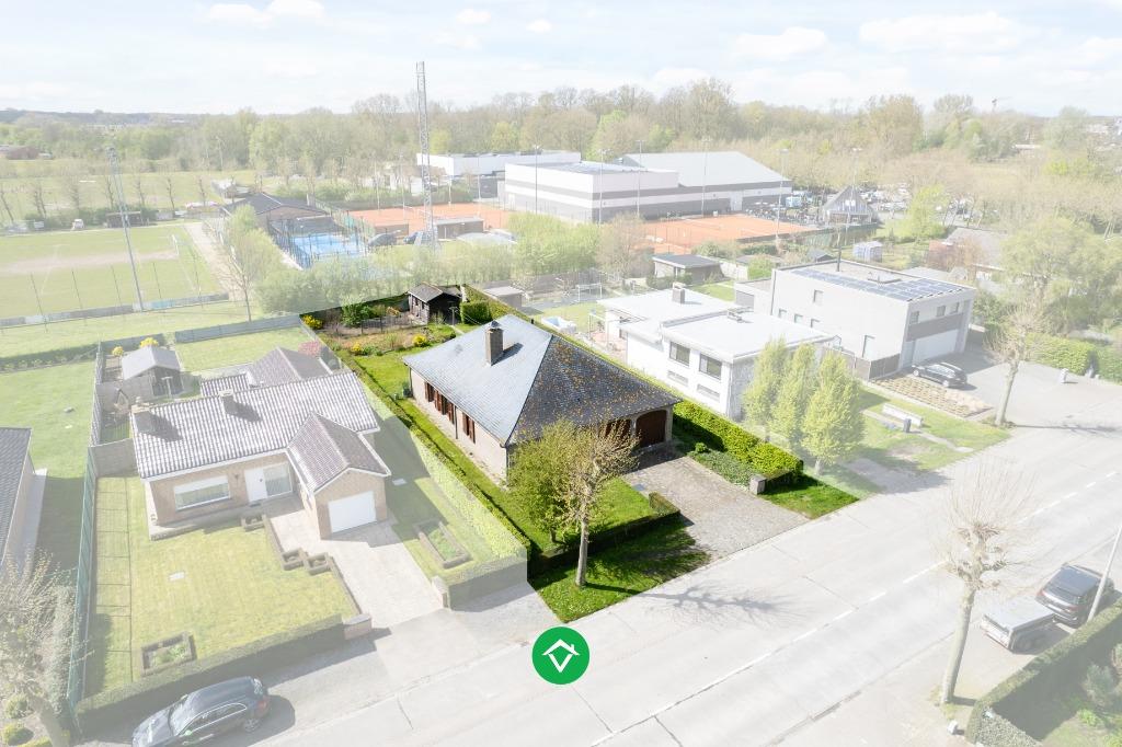 Alleenstaande woning met drie slaapkamers en dubbele garage, Immo, 500 tot 1000 m², 542 kWh/m²/jaar, Vrijstaande woning, 3 kamers