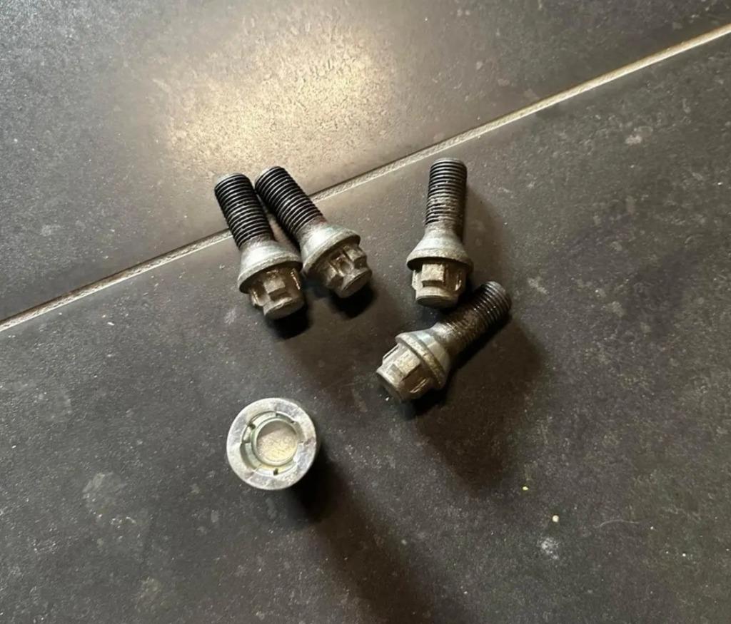4 veiligheidsbouten voor VW-velgen, Ophalen, Gebruikt, Seat
