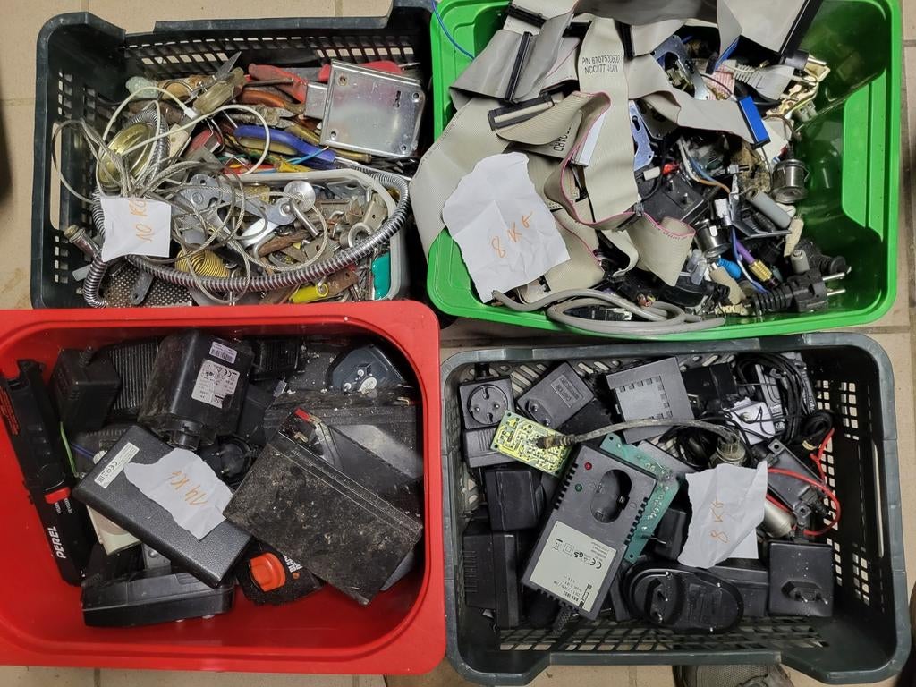 Anciens câbles, chargeurs, batteries, outils - vieux fer à r, Enlèvement, Utilisé