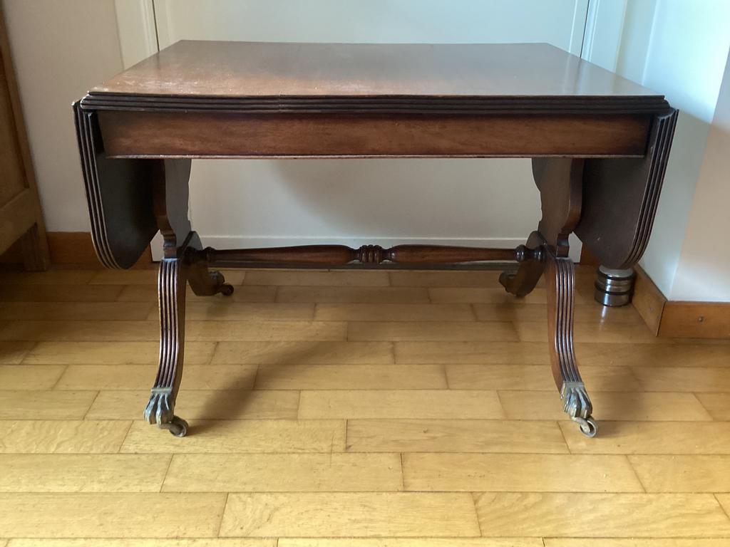 Table d'appoint/table basse ancienne sur roulettes, pliable., Enlèvement