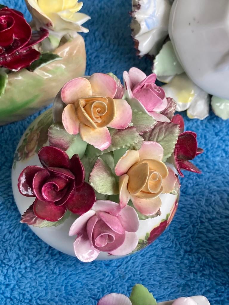 Dit is een Royal Adderley Floral miniatuur bloemenmandje, Ophalen of Verzenden, Zo goed als nieuw