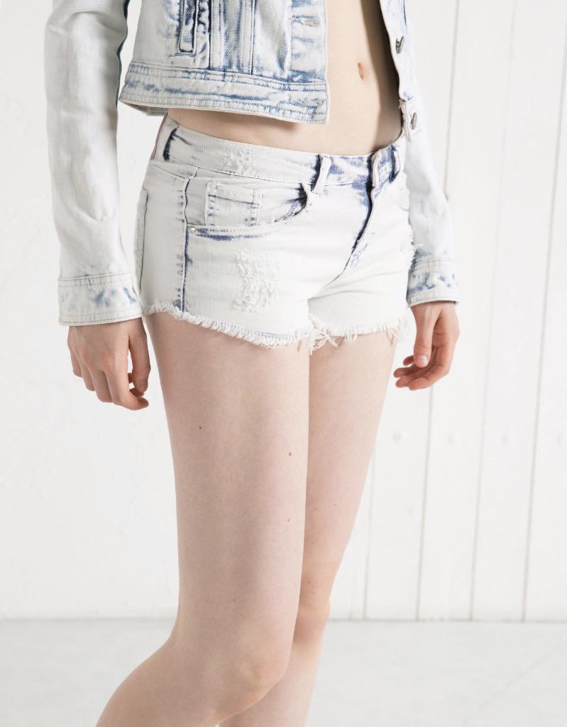 Witte jeansshort van Bershka - Maat 40, Kleding | Dames, Verzenden, Maat 38/40 (M), Blauw