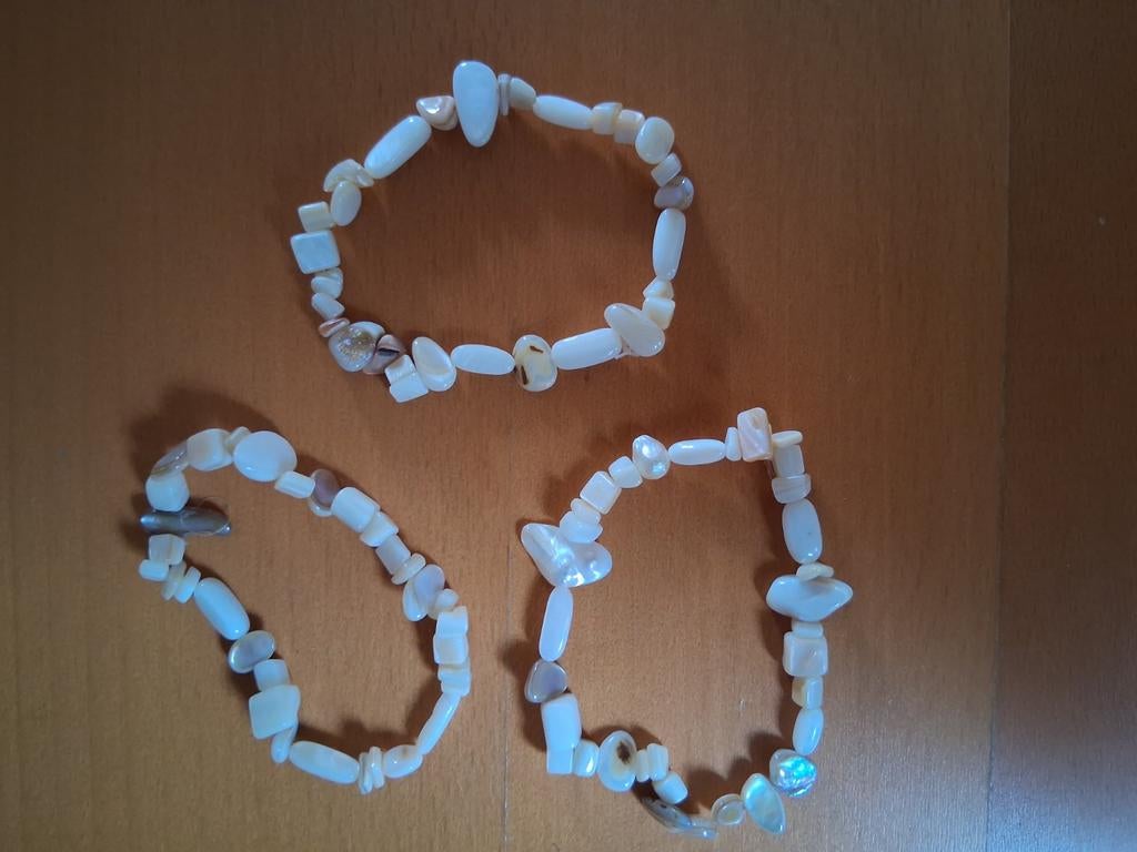 3 armbandjes met parelmoeren kralen, Ophalen of Verzenden