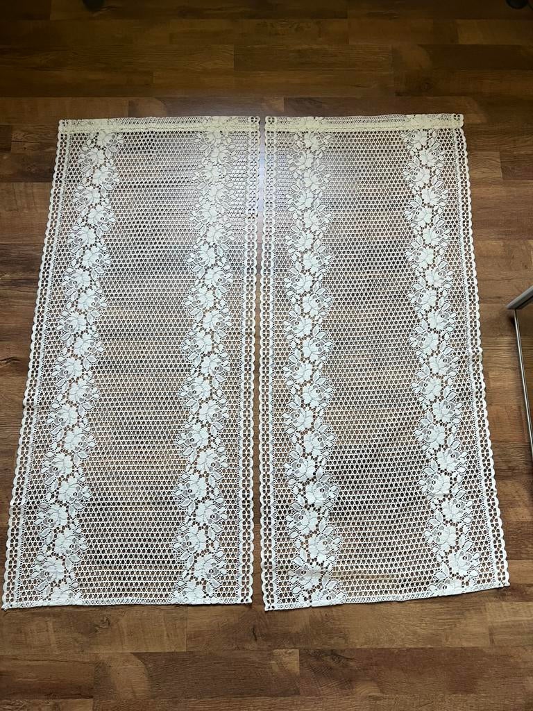 Paar NIEUWE kanten gordijnen, klaar om te installeren, Huis en Inrichting, Verzenden, 100 tot 150 cm, Nieuw, 50 tot 100 cm