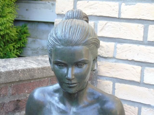 Naakte vrouw zittend met groene bronzen handen., Ophalen, Nieuw
