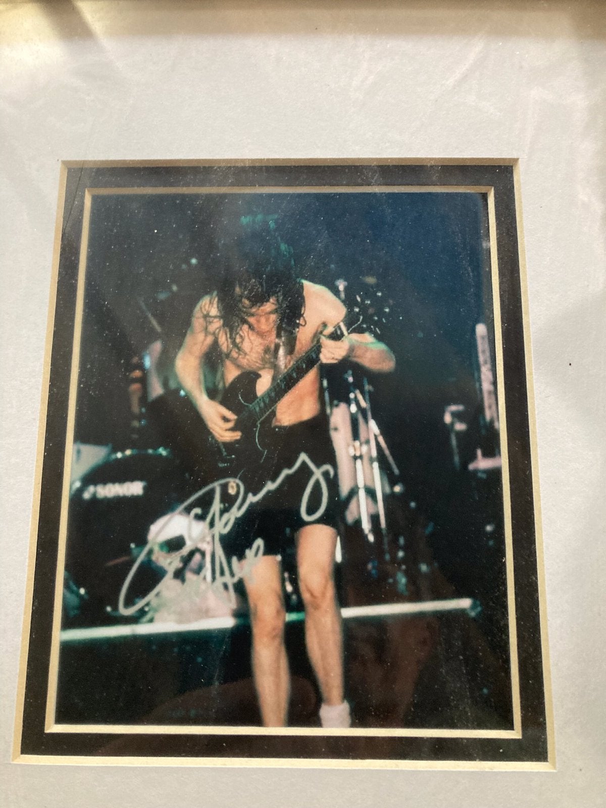 Gesigneerde foto angus young jaren 80, Ophalen, 1980 tot heden, Foto, Zo goed als nieuw