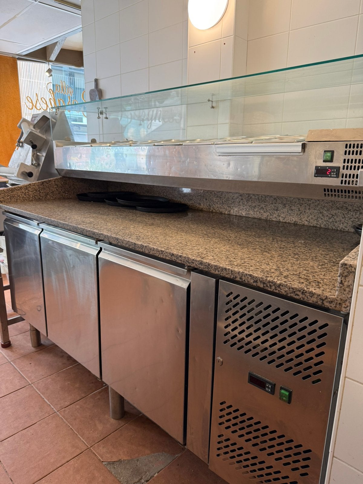 Établi à pizza avec configuration pour saladette, Enlèvement, Utilisé, Autres types