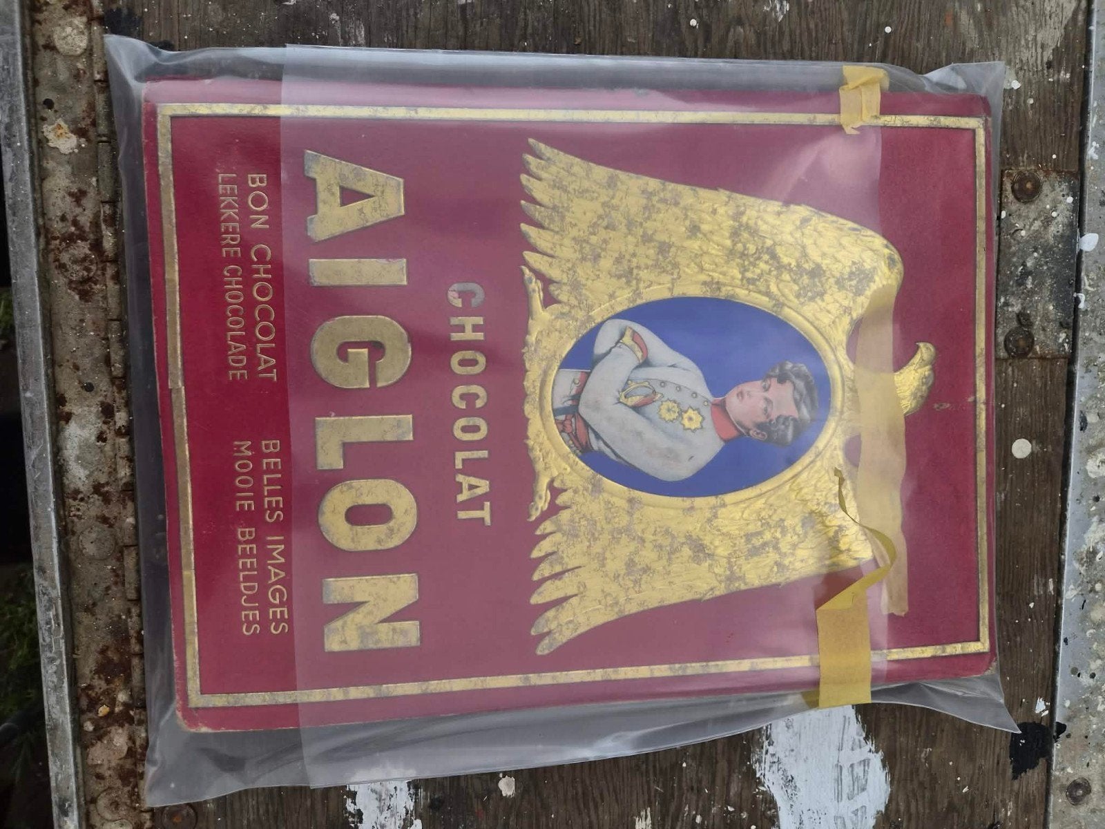 Boek chocolat aiglon, Enlèvement