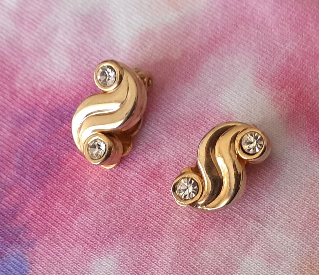 oorbellen clipons vintage krul goud met strass, Handtassen en Accessoires, Oorbellen, Nieuw, Ophalen of Verzenden, Knopjes of Stekers