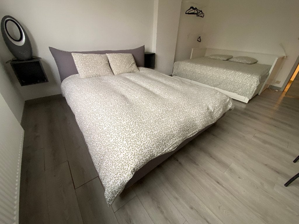 Lit 2 personnes en tissu mauve avec matelas – bon état, Tissu, Autres couleurs, 210 cm, Enlèvement