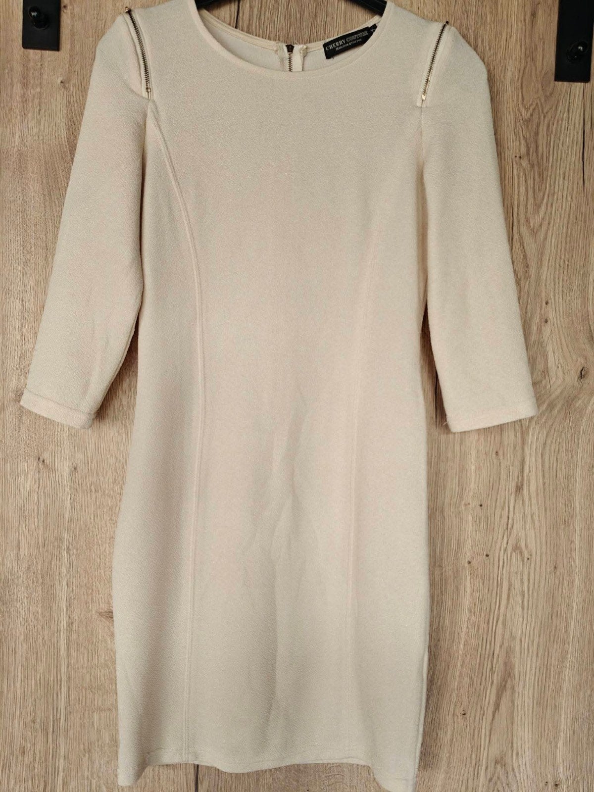 Robe femme Cherry Couture beige/crème – détails zippés, Beige, Ophalen of Verzenden, Zo goed als nieuw, Maat 36 (S)