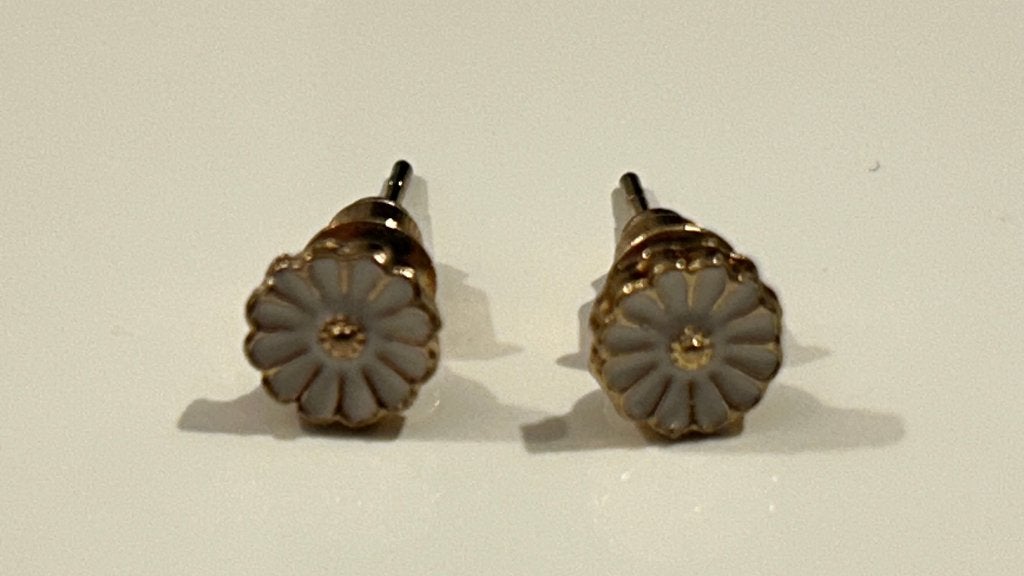 Goudkleurige oorsteker met bloem, Bijoux, Sacs & Beauté, Enlèvement ou Envoi, Neuf, Or, Puces ou Clous