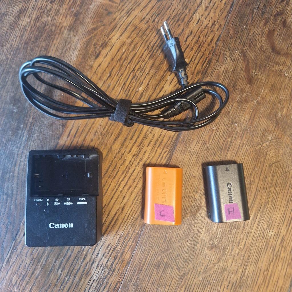 Canon-batterijlader + 2 batterijen, Ophalen of Verzenden, Zo goed als nieuw