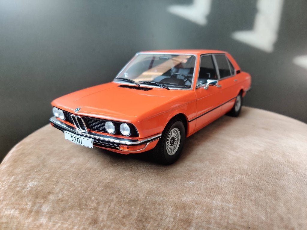 BMW 520i (E12) 1974 MCG 1/18e neuve, en boîte., Neuf, Model Car Group, Enlèvement ou Envoi, Voiture