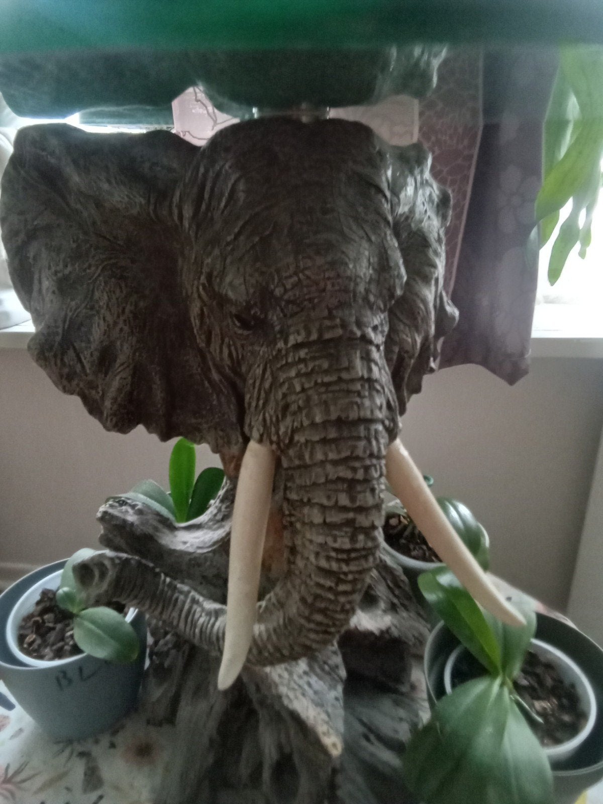 table d'appoint tete d'elephant en resine, Enlèvement, Verre