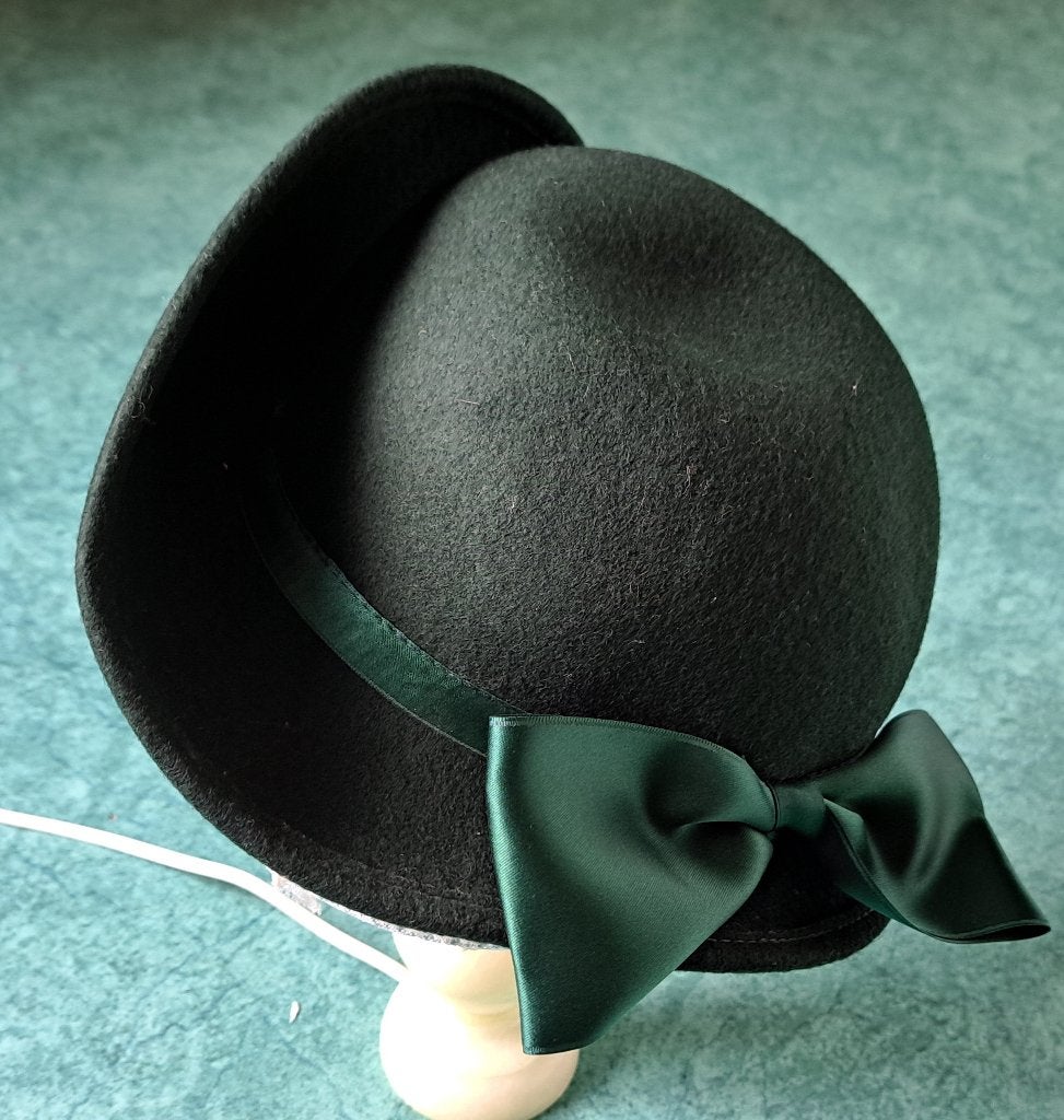 Chapeau vert avec nœud made in Italy diamètre 18 cm, Enlèvement ou Envoi, Comme neuf, 56 ou 57 cm (M, 7 ou 7⅛ pouces), Chapeau