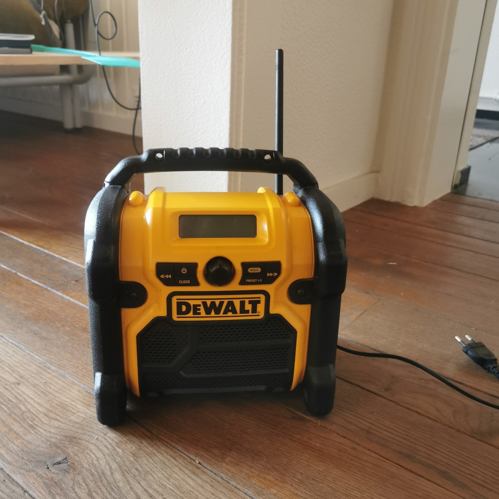 Dewalt werfradio, Ophalen