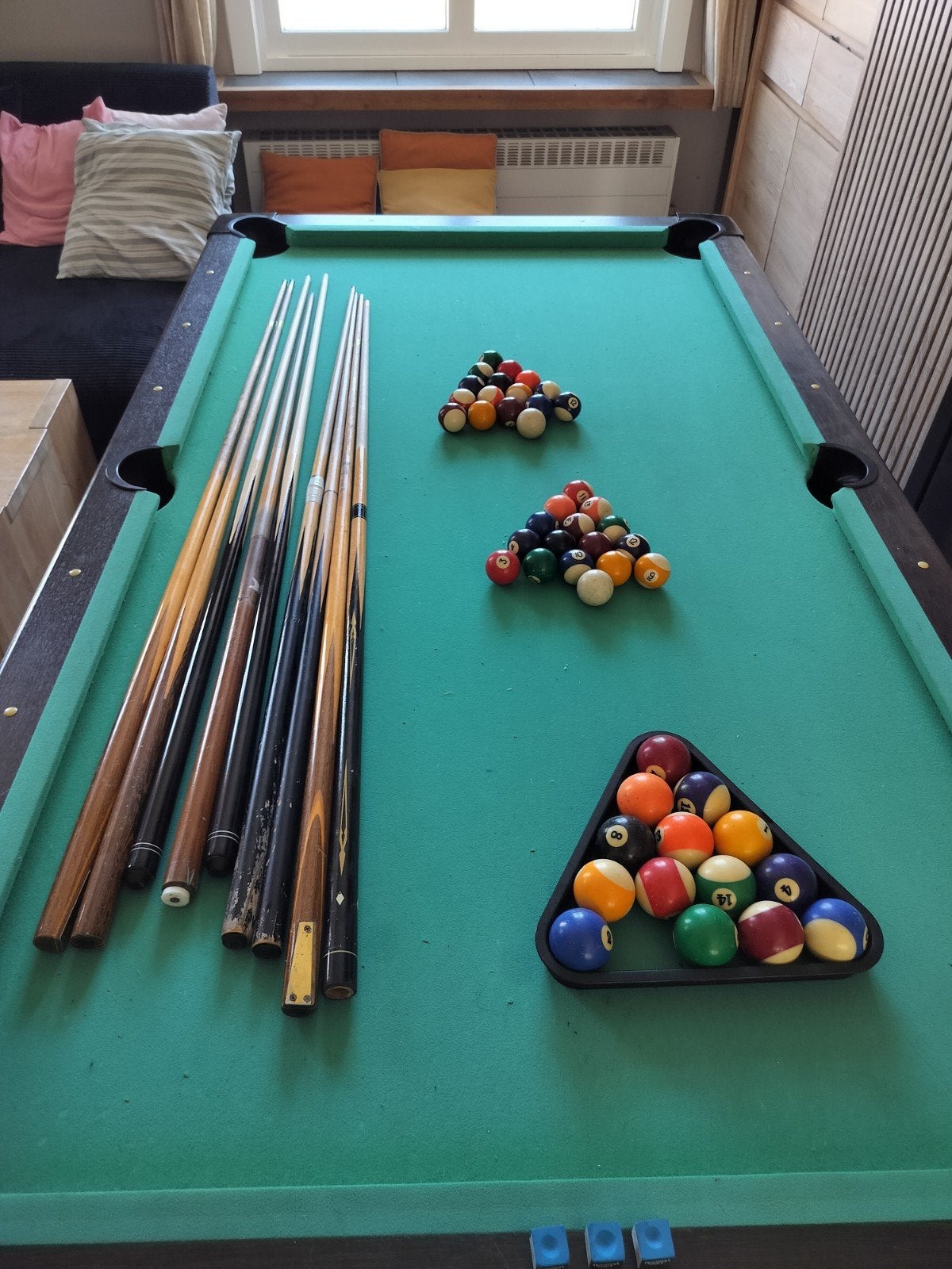Pooltafel met 8 keu's en 2 volledige sets ballen, Sports & Fitness, Billards & Billards américains, Enlèvement, Table de billard