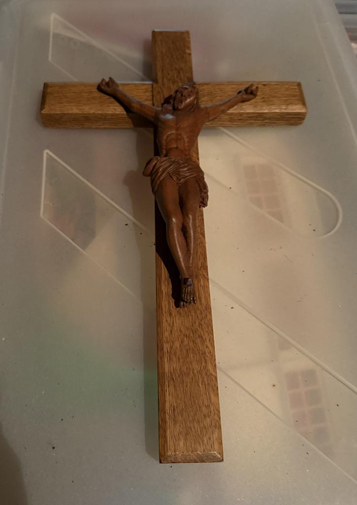 Houten Jezus kruis, Ophalen