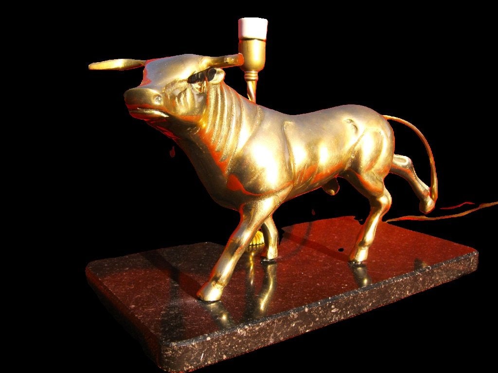 Bull - stier, koperen lamp op marmerblad., Ophalen
