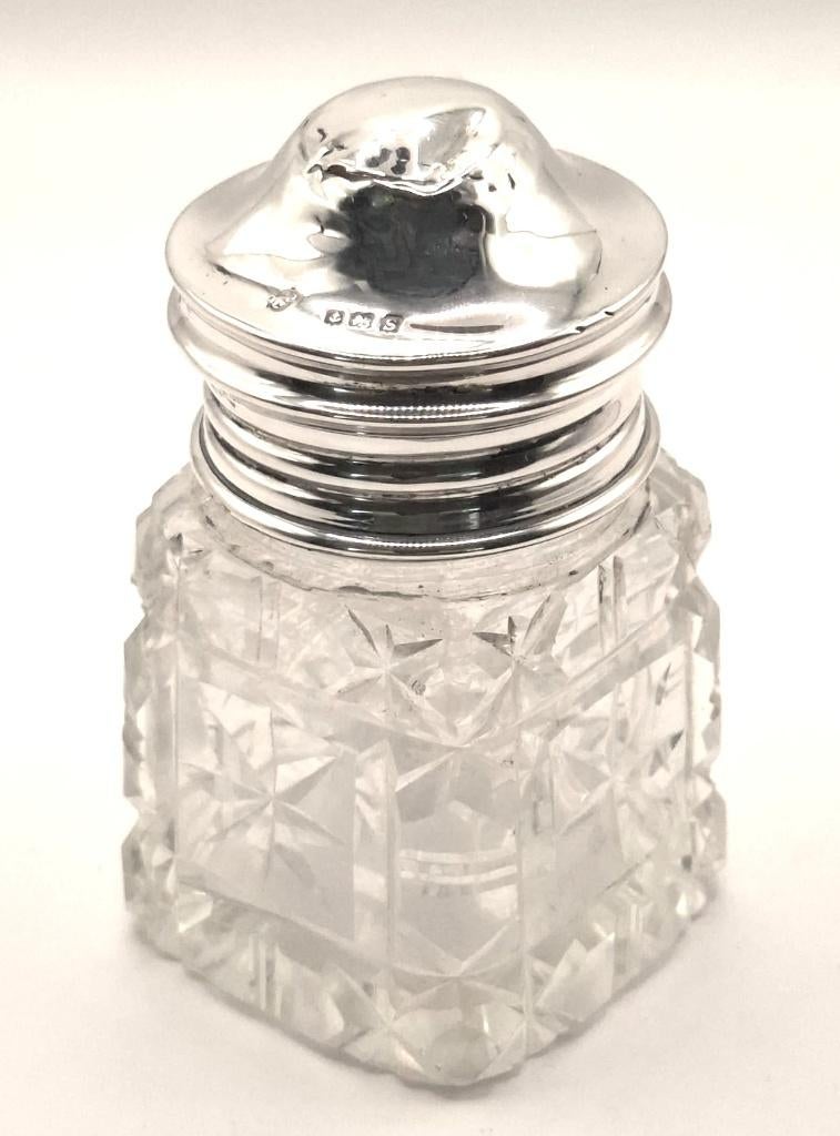 Antiek (1917) Engels parfumflesje met zilveren dop., Antiek en Kunst, Antiek | Glaswerk en Kristal, Ophalen