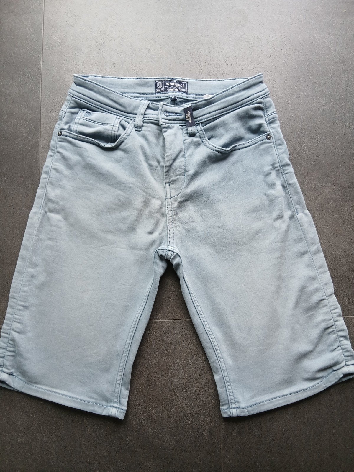 Lichtblauwe short die net tot boven de knie komt, Kleding | Heren, Spijkerbroeken en Jeans, Ophalen of Verzenden, Nieuw, Quarterback