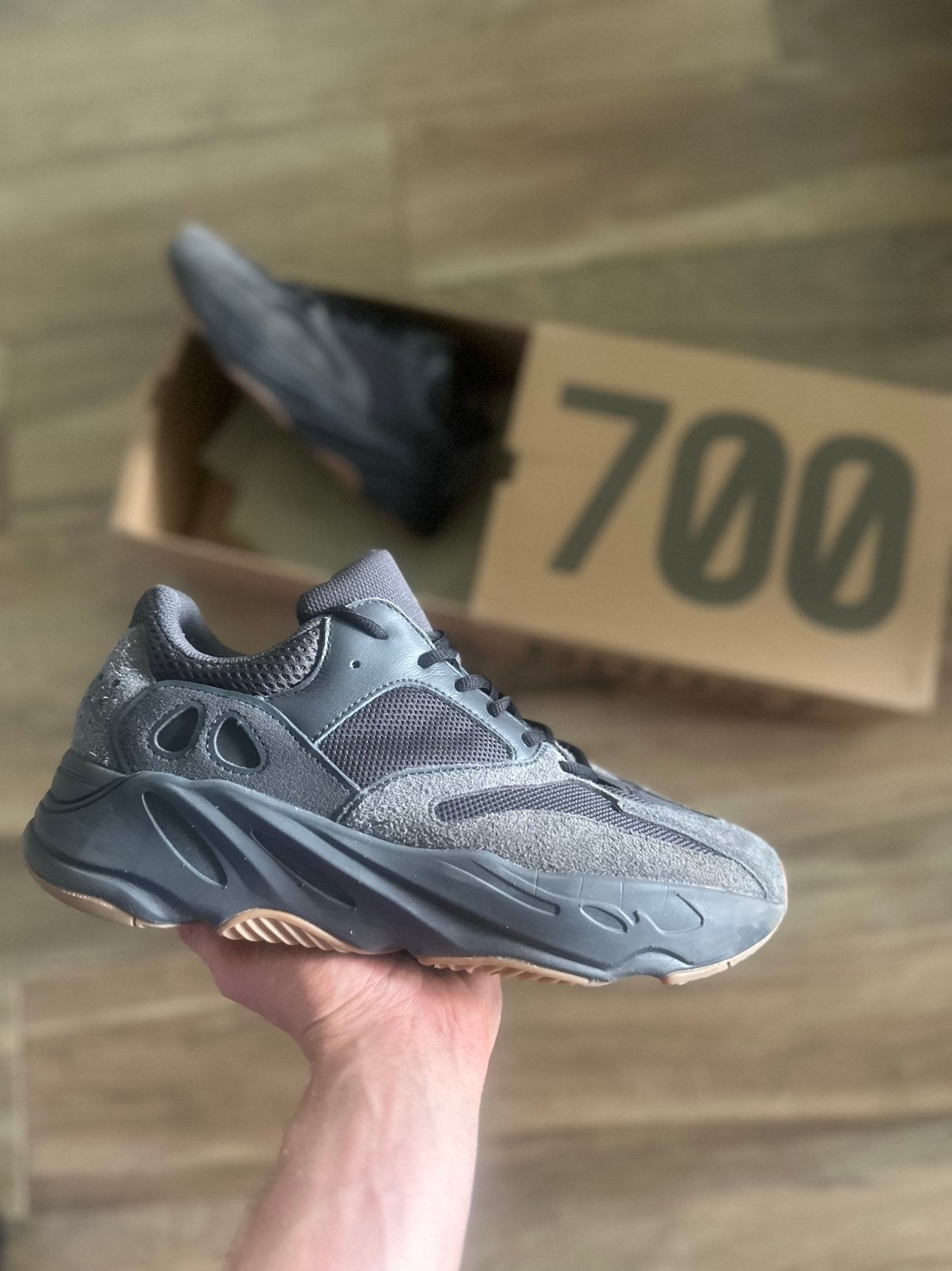 Yeezy 700 v1 noir 44, Enlèvement ou Envoi, Comme neuf
