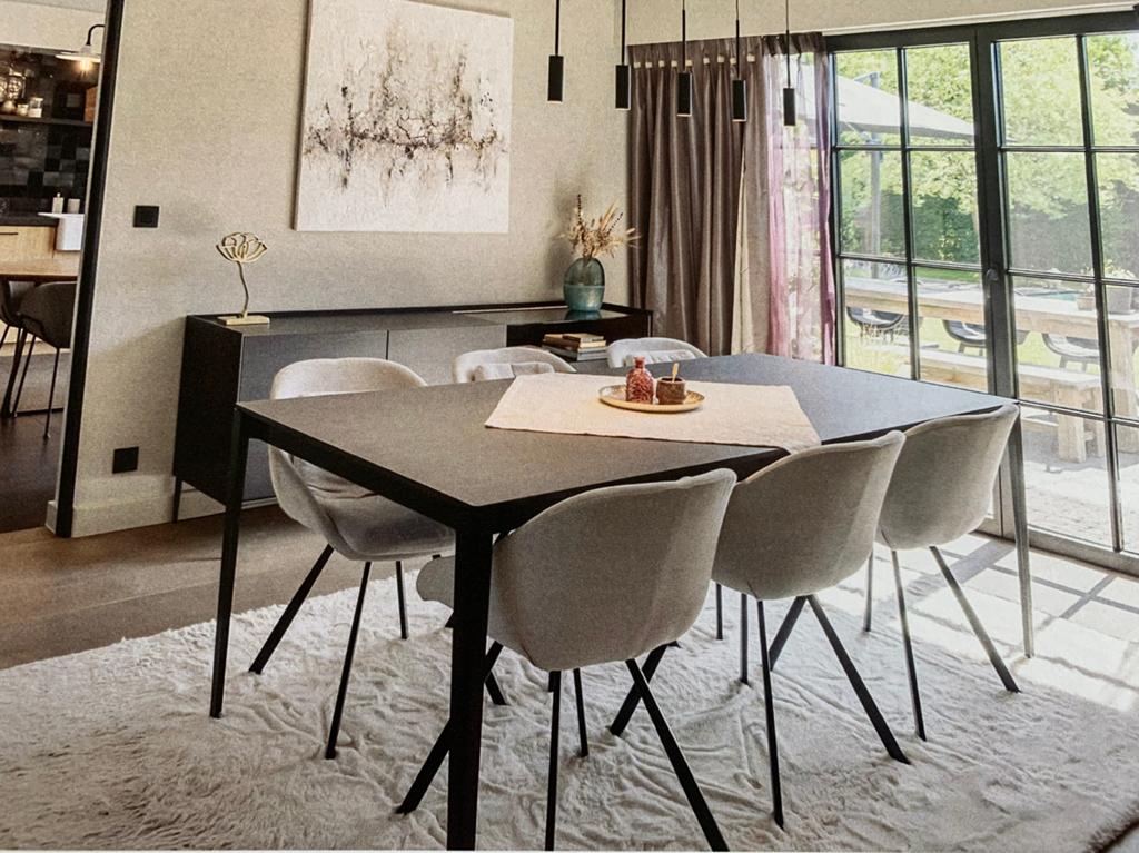 Eettafel, stoelen, dressoir, salontafel, TV kast, Ophalen, Zo goed als nieuw