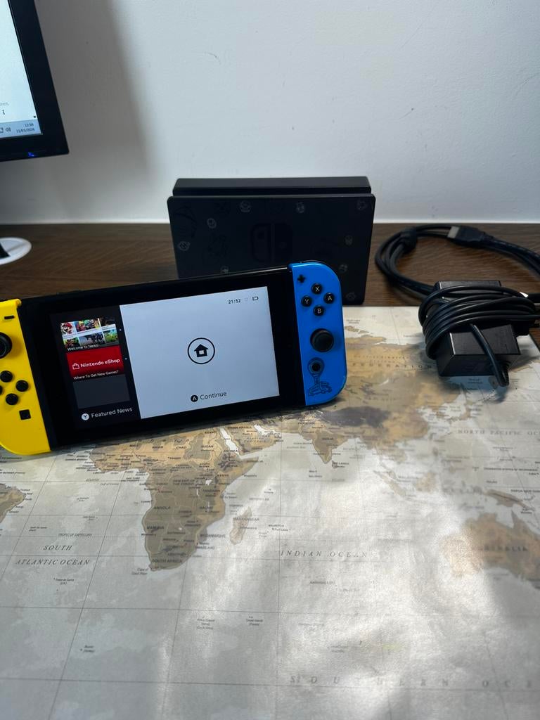Nintendo Switch – Fortnite Edition, Games en Spelcomputers, Spelcomputers | Nintendo Switch, Gebruikt, Switch 2019 Upgrade, Met 2 controllers
