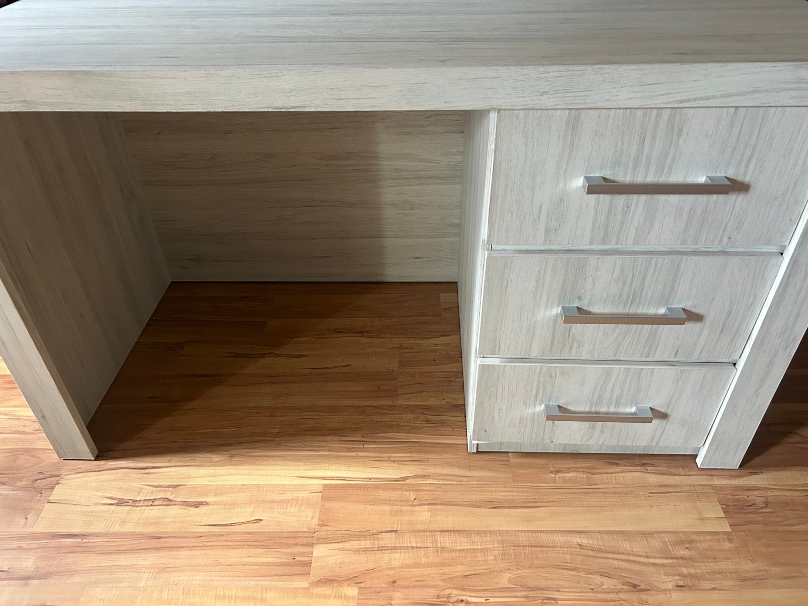 Grijze bureau met lades, Huis en Inrichting, Ophalen, Met lades, Schoolbureau, Zo goed als nieuw