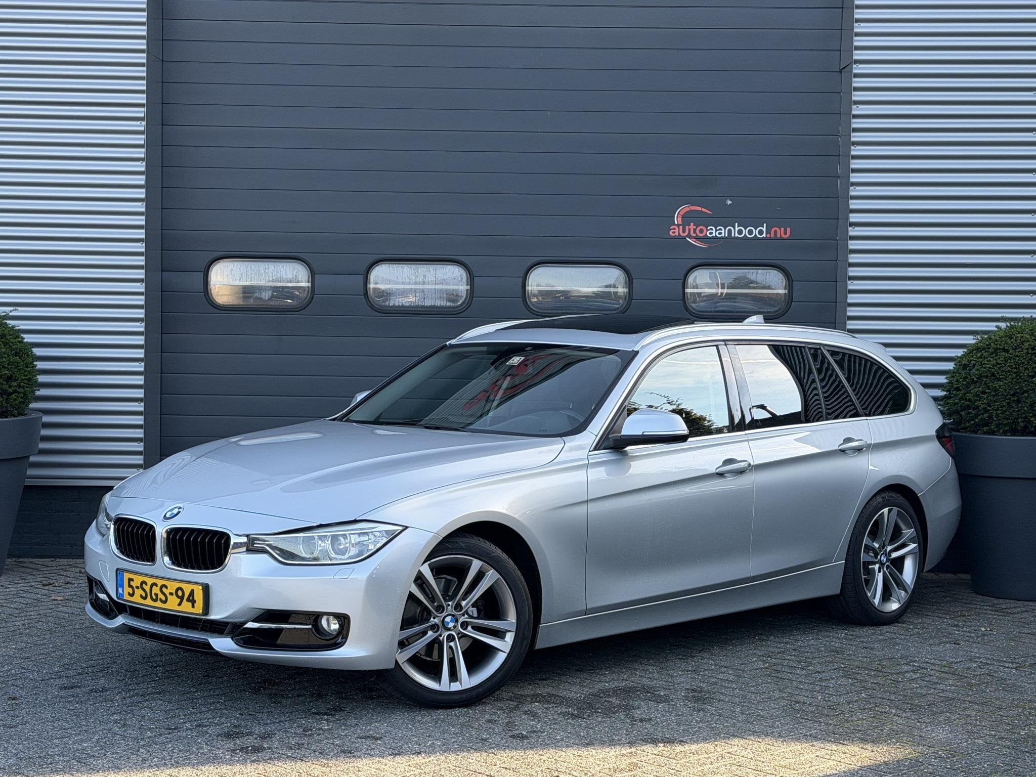 BMW 3-serie Touring 320i High Executive | Panoramadak | Navi, Auto's, Achterwielaandrijving, Gebruikt, 4 cilinders, 1445 kg